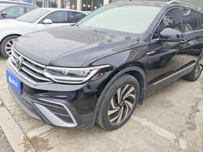 Volkswagen Tiguan L, 2022 г., чёрный, 40 000 км Volkswagen Tiguan L 2022 330TSI автомат одна ведущая ось комплектация «Умный комфорт»