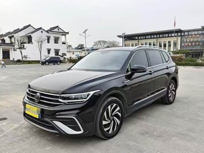 Volkswagen Tiguan L, 2023 г., чёрный, 48 000 км Volkswagen Tiguan L 2023 обновлённая версия 330TSI автомат одна ведущая ось комплектация «Умный комфорт»