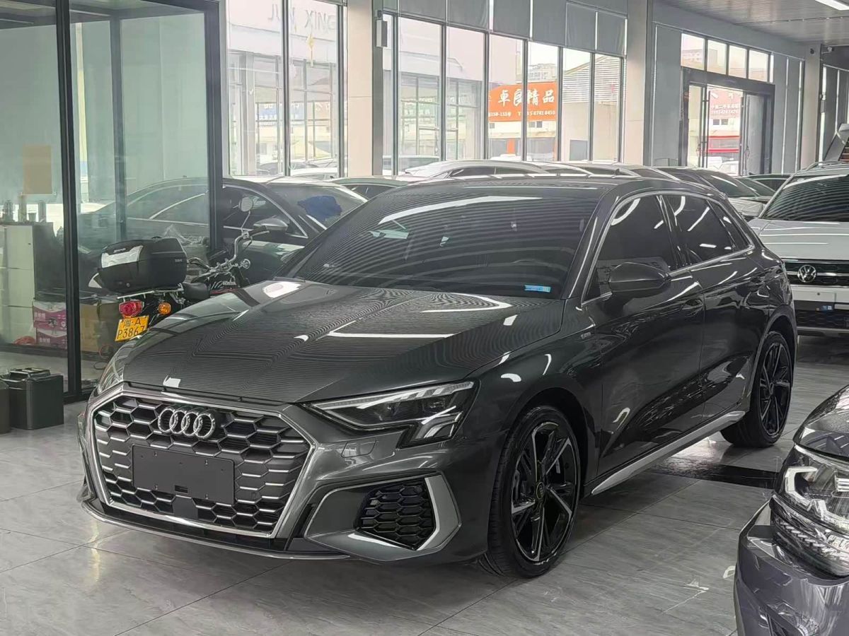 Audi A3, 2023 г., серебристый / серый, 15 000 км