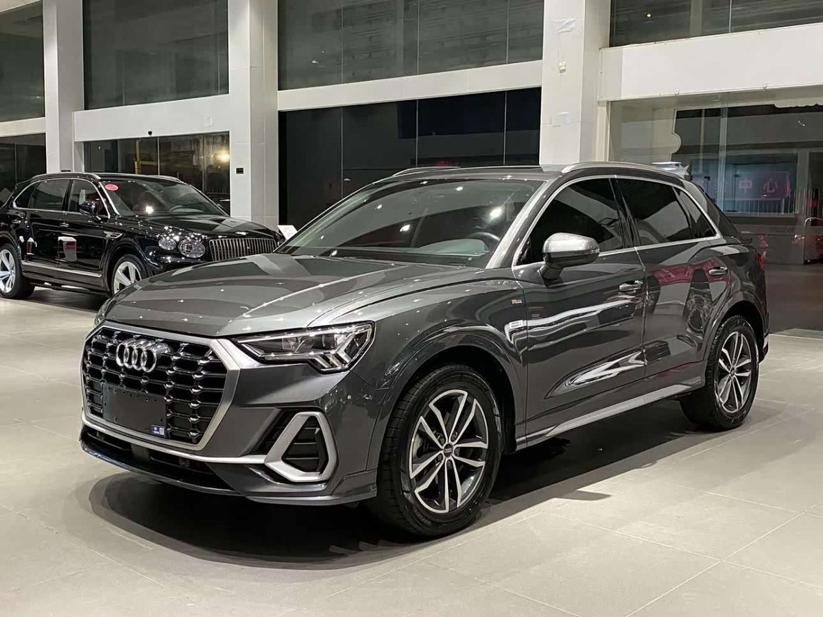 Audi 奥迪Q3, 2022 г., серебристый / серый, 40 000 км
