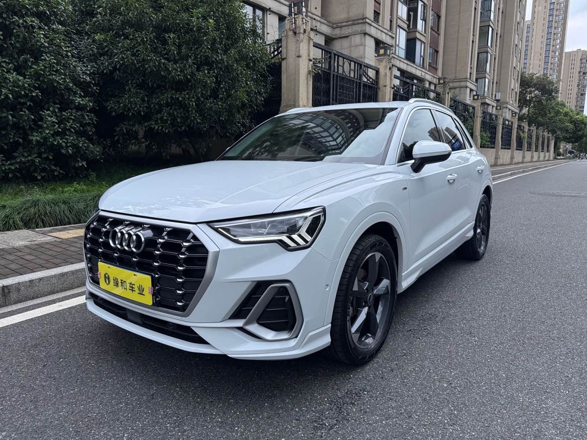 Audi Q3, 2023 г., белый, 4 500 км Audi 奥迪Q3, 2023 г., белый, 4 500 км