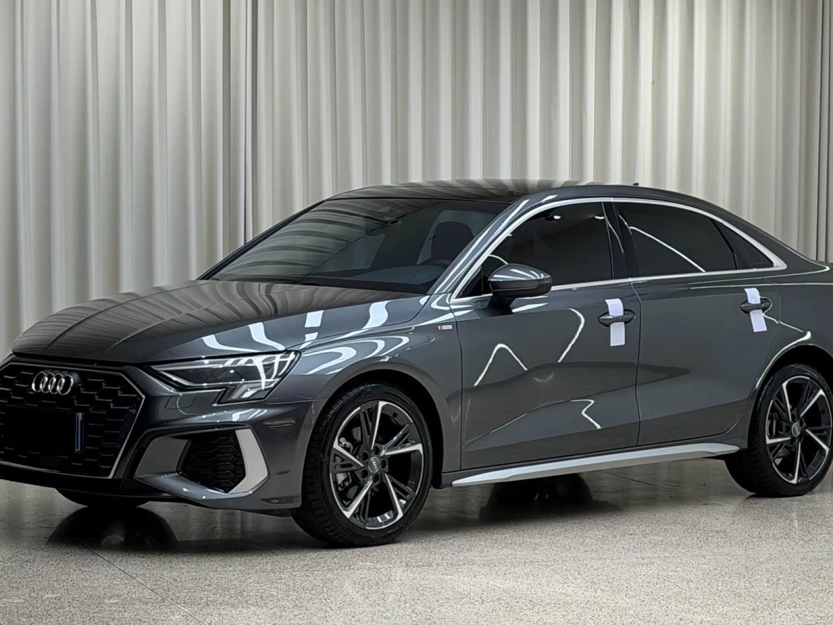 Audi A3, 2021 г., серебристый / серый, 73 000 км