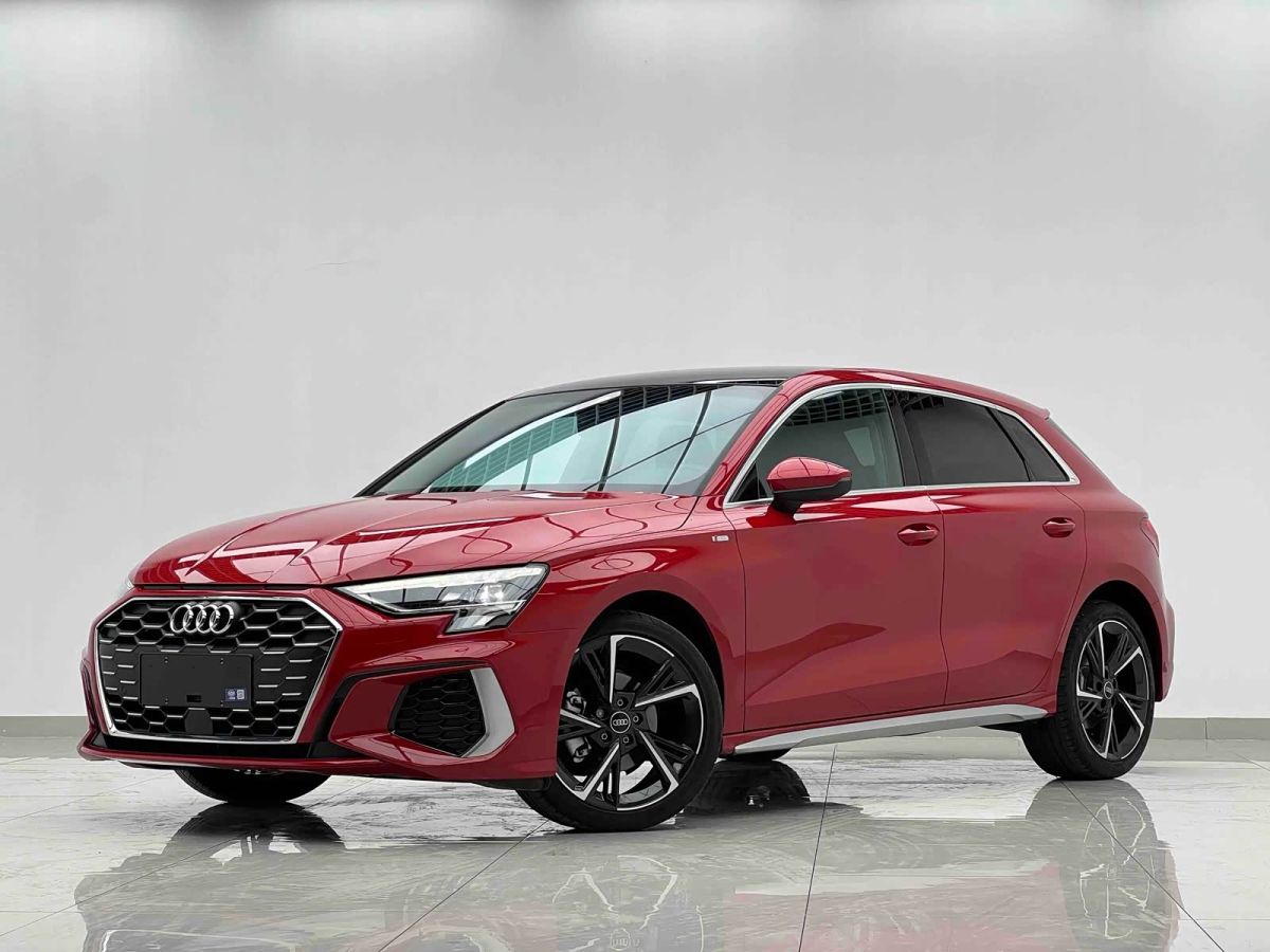 Audi A3, 2023 г., красный / фиолетовый, 11 000 км Audi A3, 2023 г., красный / фиолетовый, 11 000 км