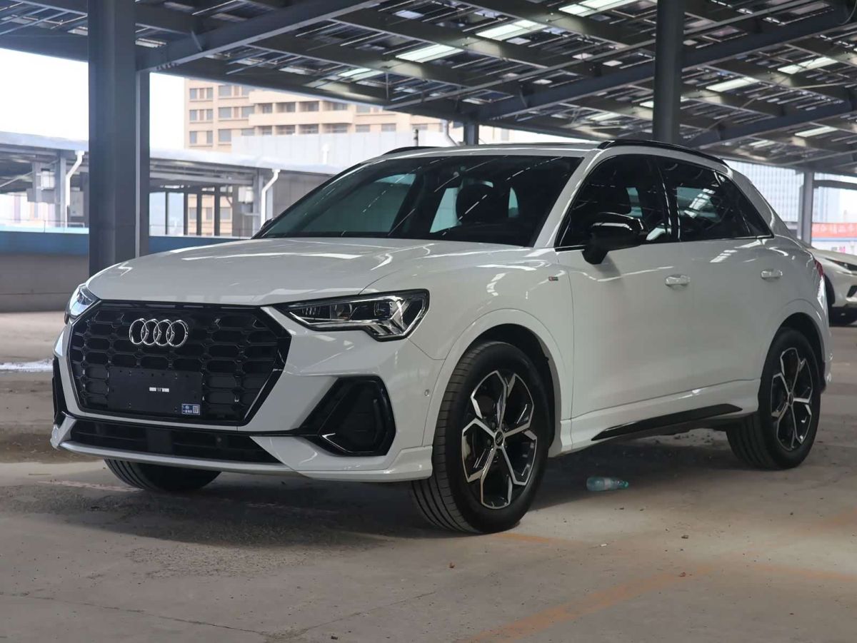 Audi Q3, 2022 г., белый, 46 000 км Audi 奥迪Q3, 2022 г., белый, 46 000 км