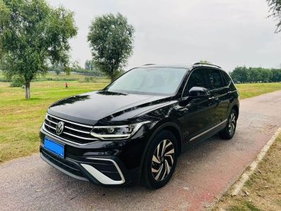 Volkswagen Tiguan L, 2022 г., чёрный, 40 000 км Volkswagen Tiguan L 2022 330TSI автомат одна ведущая ось комплектация «Умный комфорт»