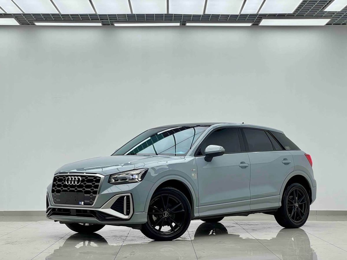 Audi 奥迪Q2L, 2023 г., серебристый / серый, 26 000 км