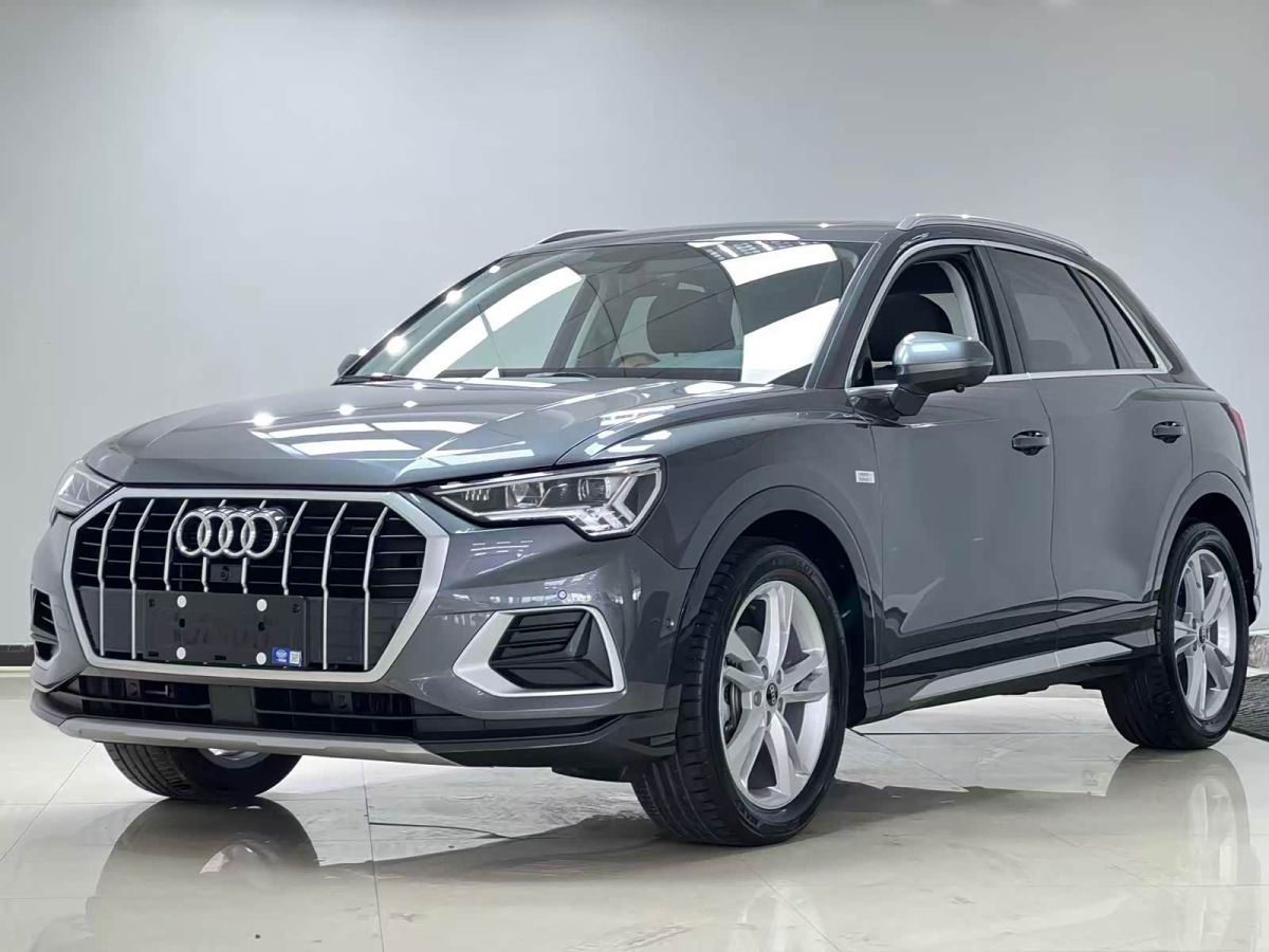 Audi Q3, 2022 г., серебристый / серый, 18 000 км Audi 奥迪Q3, 2022 г., серебристый / серый, 18 000 км