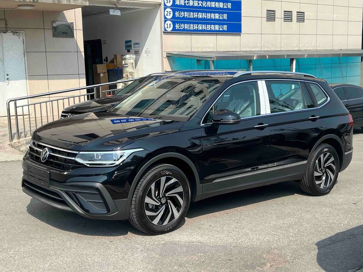 Volkswagen Tiguan L, 2026 г., чёрный, 100 км Volkswagen Tiguan L 2025 исполнение «Чучжун» 300TSI автомат одна ведущая ось комплектация «Лунтэн»