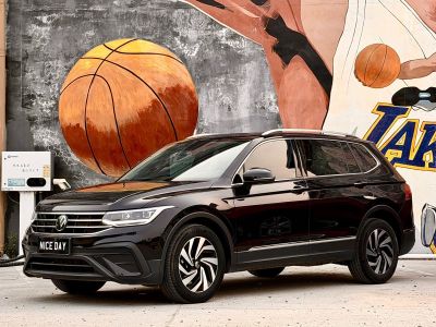 Volkswagen Tiguan L, 2025 г., чёрный, 20 000 км Volkswagen Tiguan L 2024 300TSI автомат одна ведущая ось комплектация «Умный комфорт»