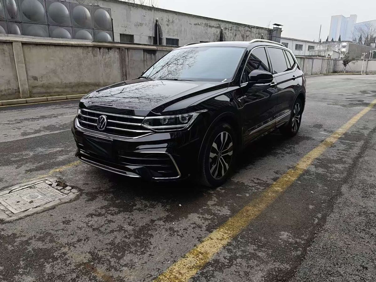 Volkswagen Tiguan L, 2023 г., чёрный, 30 000 км Volkswagen Tiguan L 2023 обновлённая версия 330TSI автомат одна ведущая ось Комфорт версия