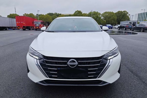 Toyota 威驰FS, 2023 г., белый, 38 500 км Nissan Sylphy, 2025 г., белый, 30 000 км