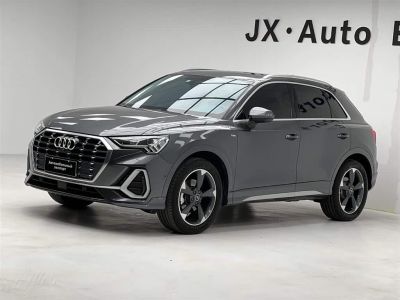Audi Q3, 2022 г., серебристый / серый, 43 600 км Audi 奥迪Q3, 2022 г., серебристый / серый, 44 000 км