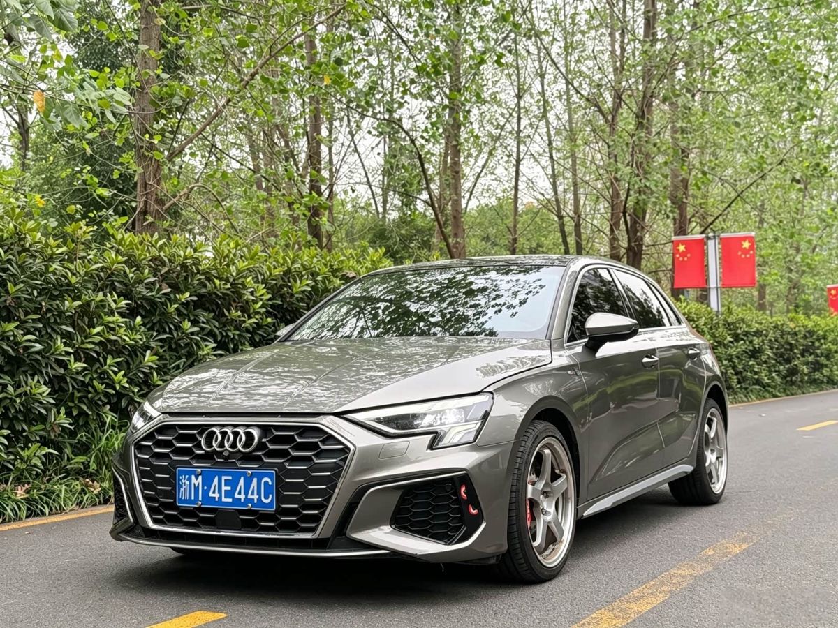 Audi A3, 2022 г., серебристый / серый, 40 000 км Audi A3, 2022 г., серебристый / серый, 40 000 км