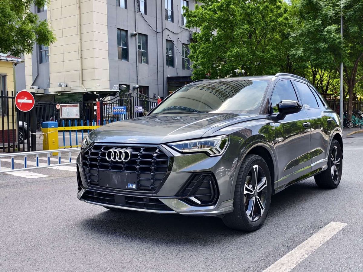 Audi Q3, 2021 г., серебристый / серый, 16 000 км Audi 奥迪Q3, 2021 г., серебристый / серый, 16 000 км