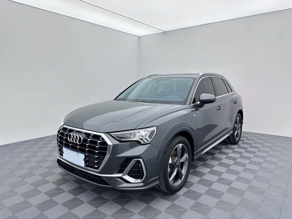 Audi 奥迪Q3, 2022 г., серебристый / серый, 49 000 км