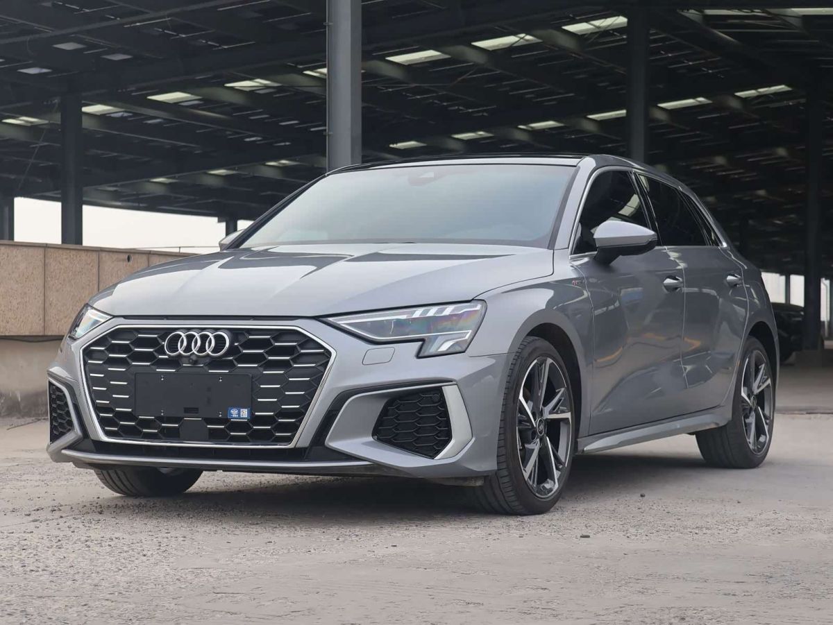 Audi A3, 2023 г., серебристый / серый, 10 000 км