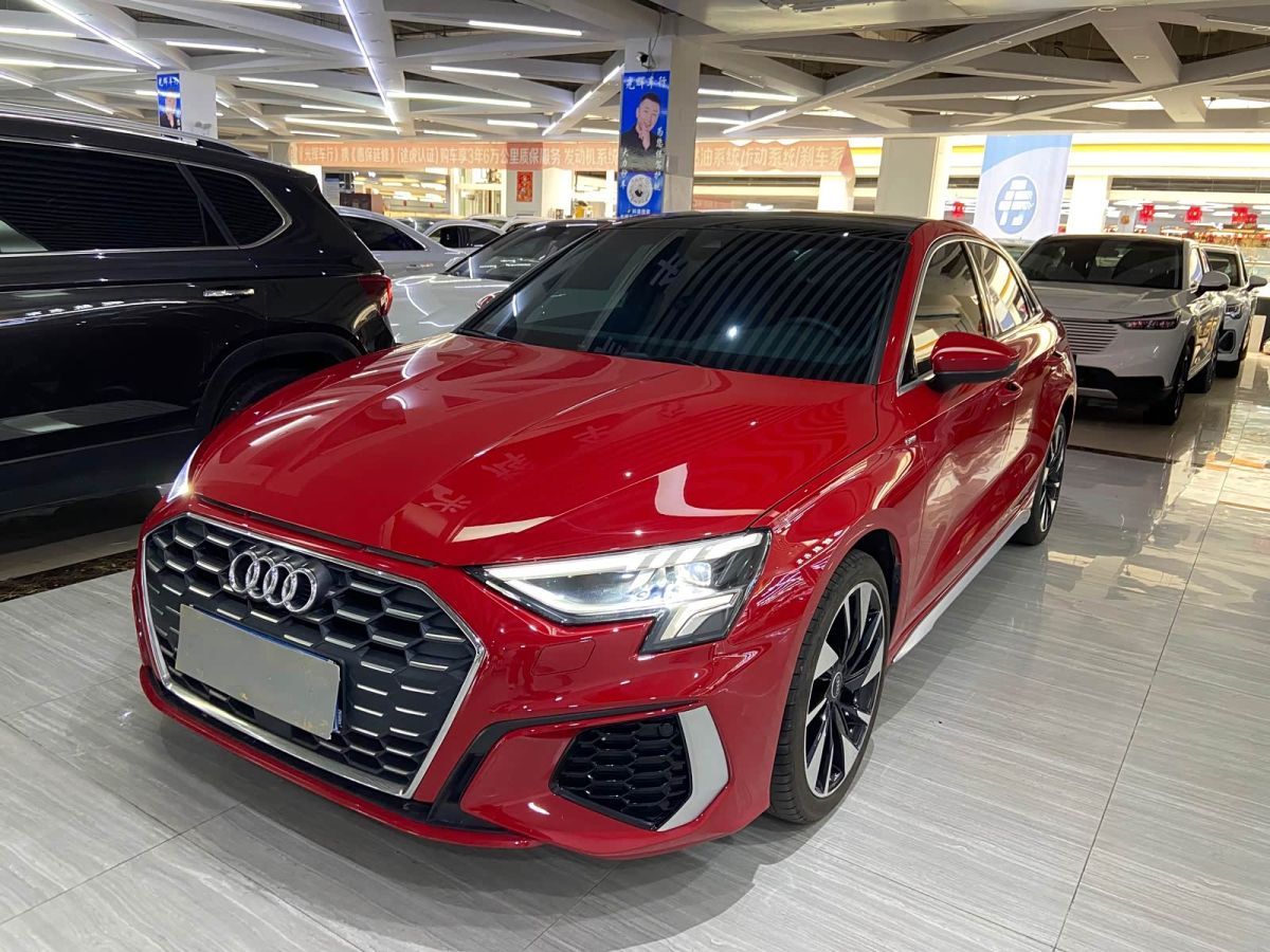 Audi A3, 2022 г., красный / фиолетовый, 18 000 км Audi A3, 2022 г., красный / фиолетовый, 18 000 км