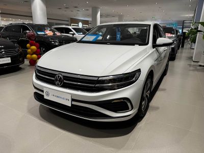 Volkswagen Bora, 2024 г., белый, 76 900 км Volkswagen Bora 2026 200TSI DSG комплектация «Юэсин Навигация»