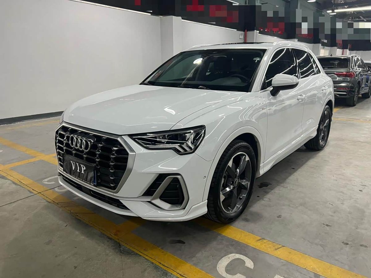 Audi Q3, 2022 г., белый, 26 000 км Audi 奥迪Q3, 2022 г., белый, 26 000 км