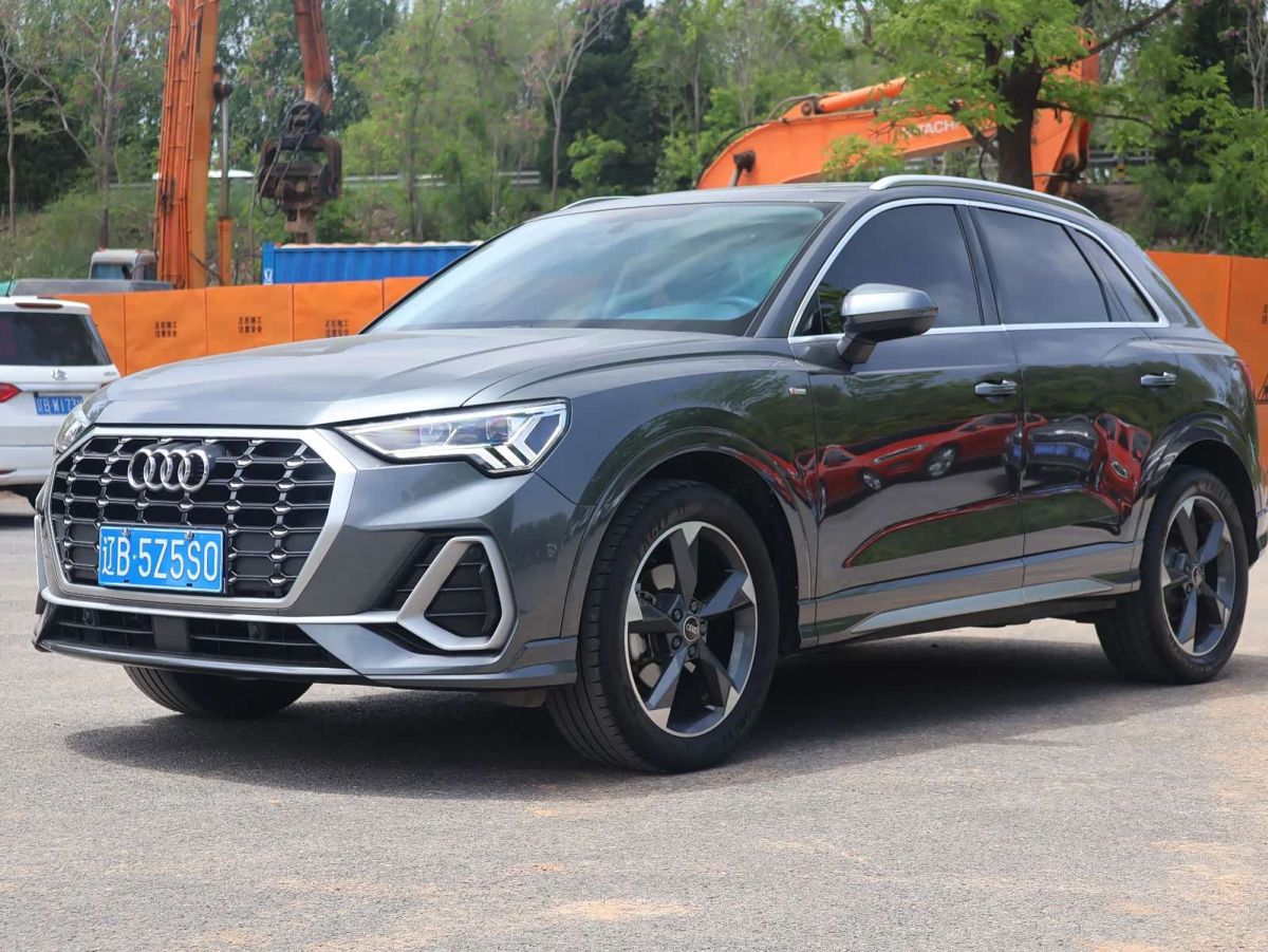 Audi 奥迪Q3, 2023 г., серебристый / серый, 64 000 км