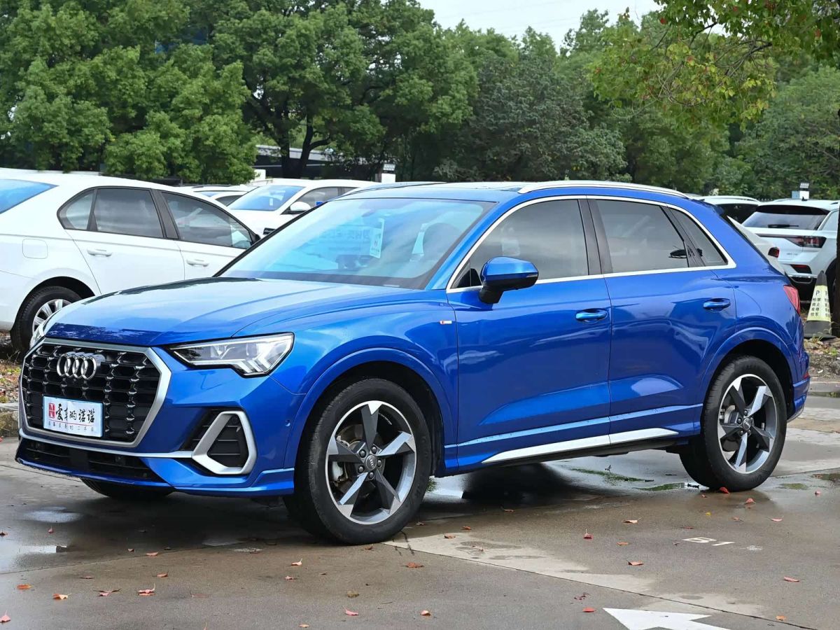 Audi Q3, 2021 г., синий, 30 000 км Audi 奥迪Q3, 2021 г., синий, 30 000 км