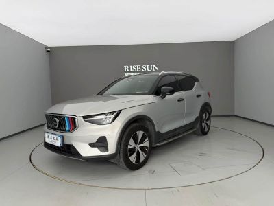 Volvo 沃尔沃XC40, 2022 г., синий, 71 100 км Volvo 沃尔沃XC40, 2023 г., серебристый / серый, 68 000 км