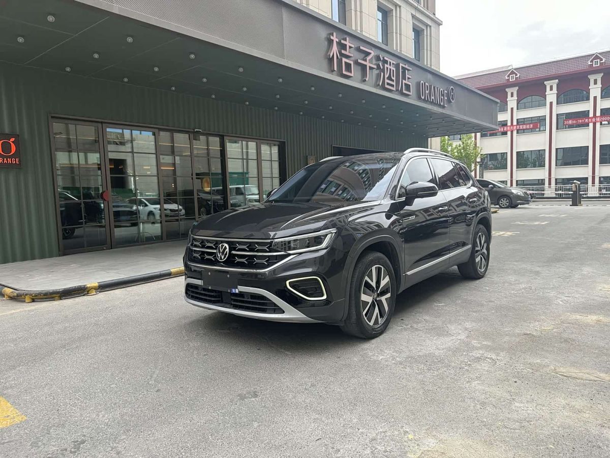 Volkswagen Tayron, 2022 г., чёрный, 44 000 км Volkswagen Tayron 2023 280TSI одна ведущая ось комплектация «Люкс Plus», исполнение «Цзиньцзе»