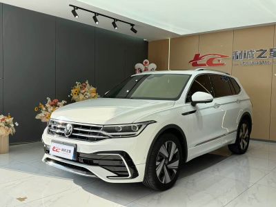 Volkswagen Tiguan L, 2022 г., шампань / коричневый, 44 000 км Volkswagen Tiguan L 2023 обновлённая версия 330TSI автомат одна ведущая ось R-Line комплектация «Юэсян»