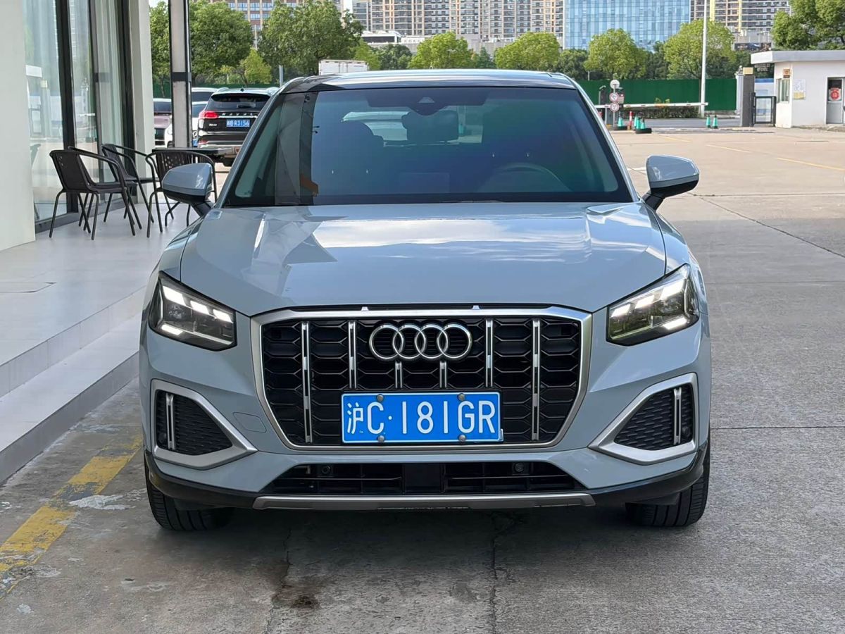 Audi Q2L, 2021 г., серебристый / серый, 3 000 км Audi 奥迪Q2L, 2021 г., серебристый / серый, 3 000 км