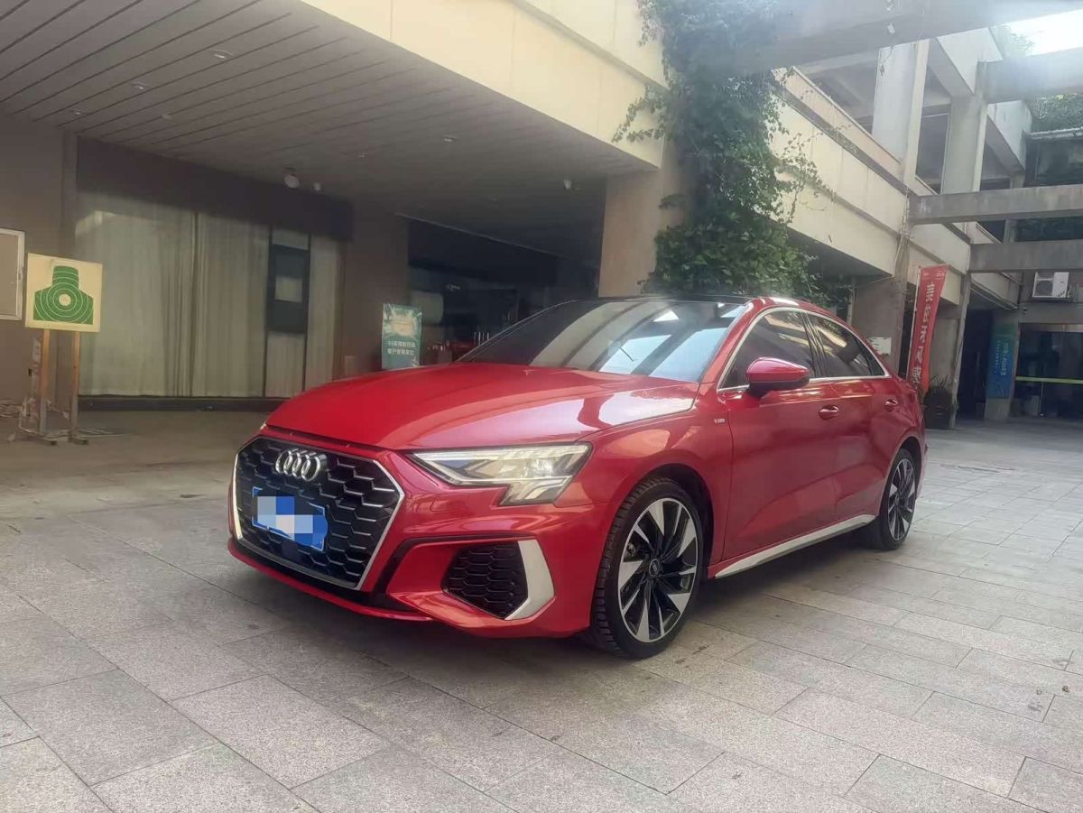 Audi A3, 2022 г., красный / фиолетовый, 40 000 км Audi A3, 2022 г., красный / фиолетовый, 40 000 км