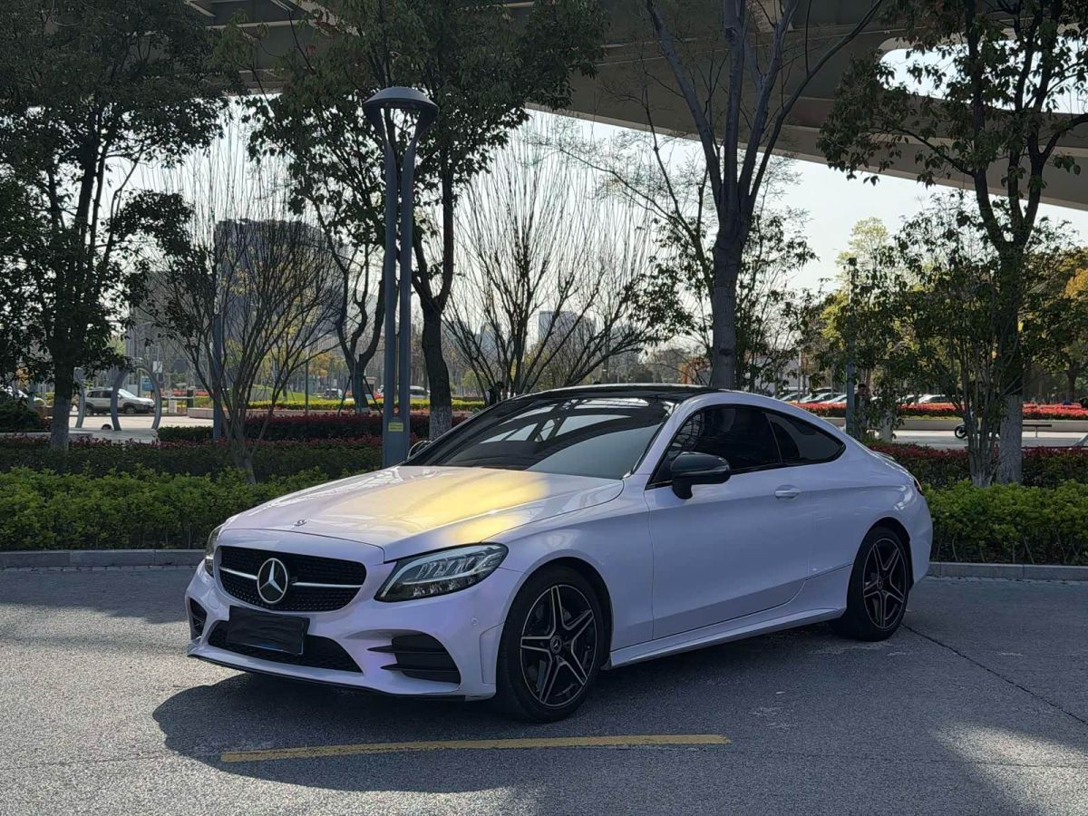 Mercedes-Benz C-Class (импортная версия для Китая), 2022 г., серебристый / серый, 60 000 км Mercedes-Benz C-Class (импортная версия для Китая) 2022 обновлённая версия C 260 轿跑车