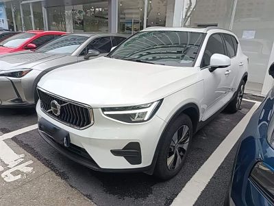 Volvo 沃尔沃XC40, 2022 г., синий, 71 100 км Volvo 沃尔沃XC40, 2023 г., белый, 61 200 км