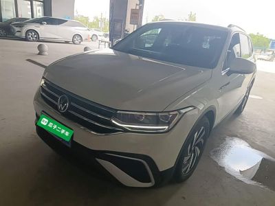 Volkswagen Tiguan L, 2022 г., шампань / коричневый, 44 000 км Volkswagen Tiguan L 2023 обновлённая версия 330TSI автомат одна ведущая ось комплектация «Умный комфорт»