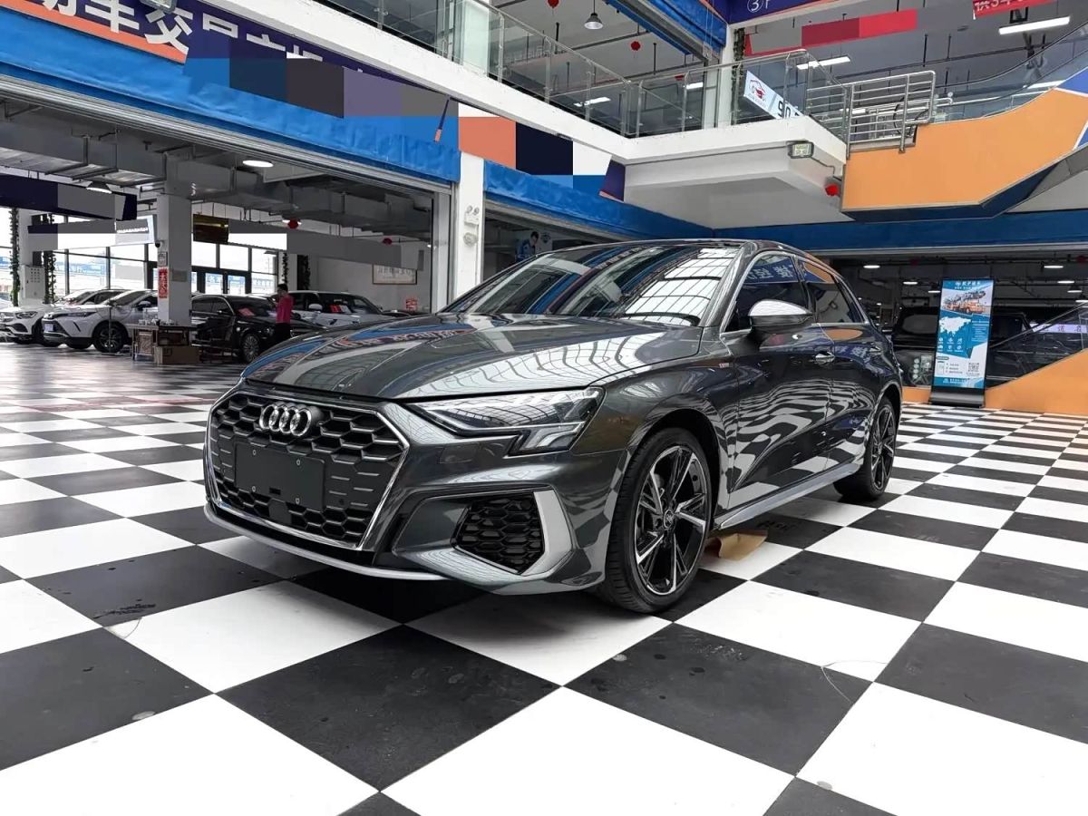 Audi A3, 2023 г., серебристый / серый, 8 000 км Audi A3, 2023 г., серебристый / серый, 8 000 км