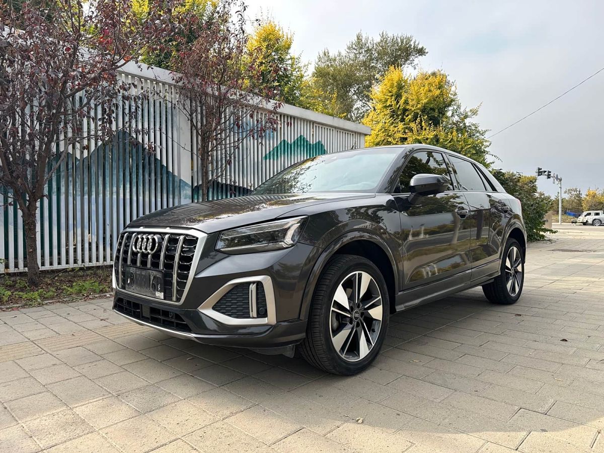 Audi 奥迪Q2L, 2023 г., чёрный, 28 000 км