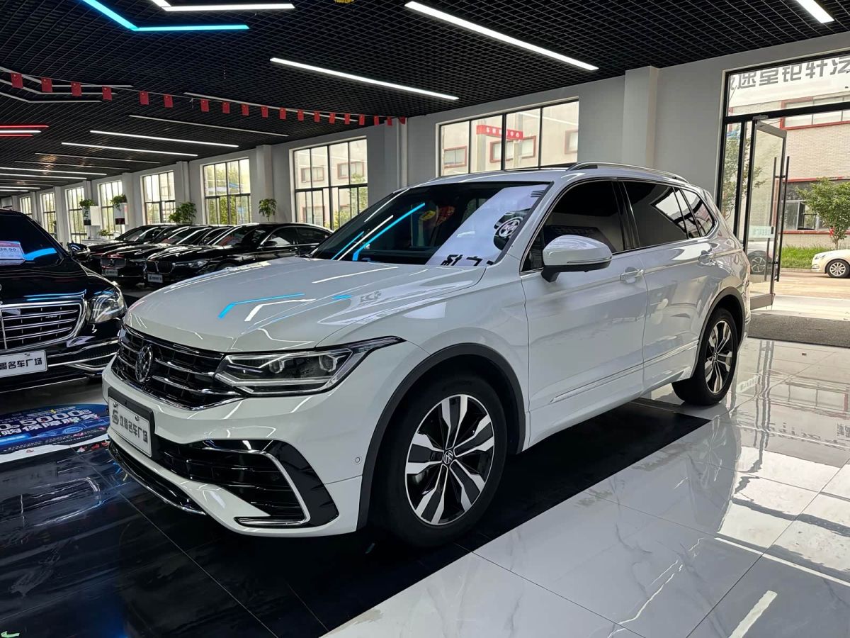 Volkswagen Tiguan L, 2025 г., белый, 60 000 км Volkswagen Tiguan L 2025 исполнение «Чучжун» 330TSI автомат одна ведущая ось R-Line Лунъяо версия