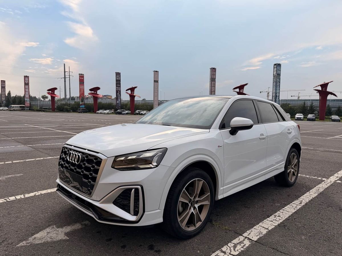 Audi Q2L, 2022 г., белый, 29 000 км Audi 奥迪Q2L, 2022 г., белый, 29 000 км