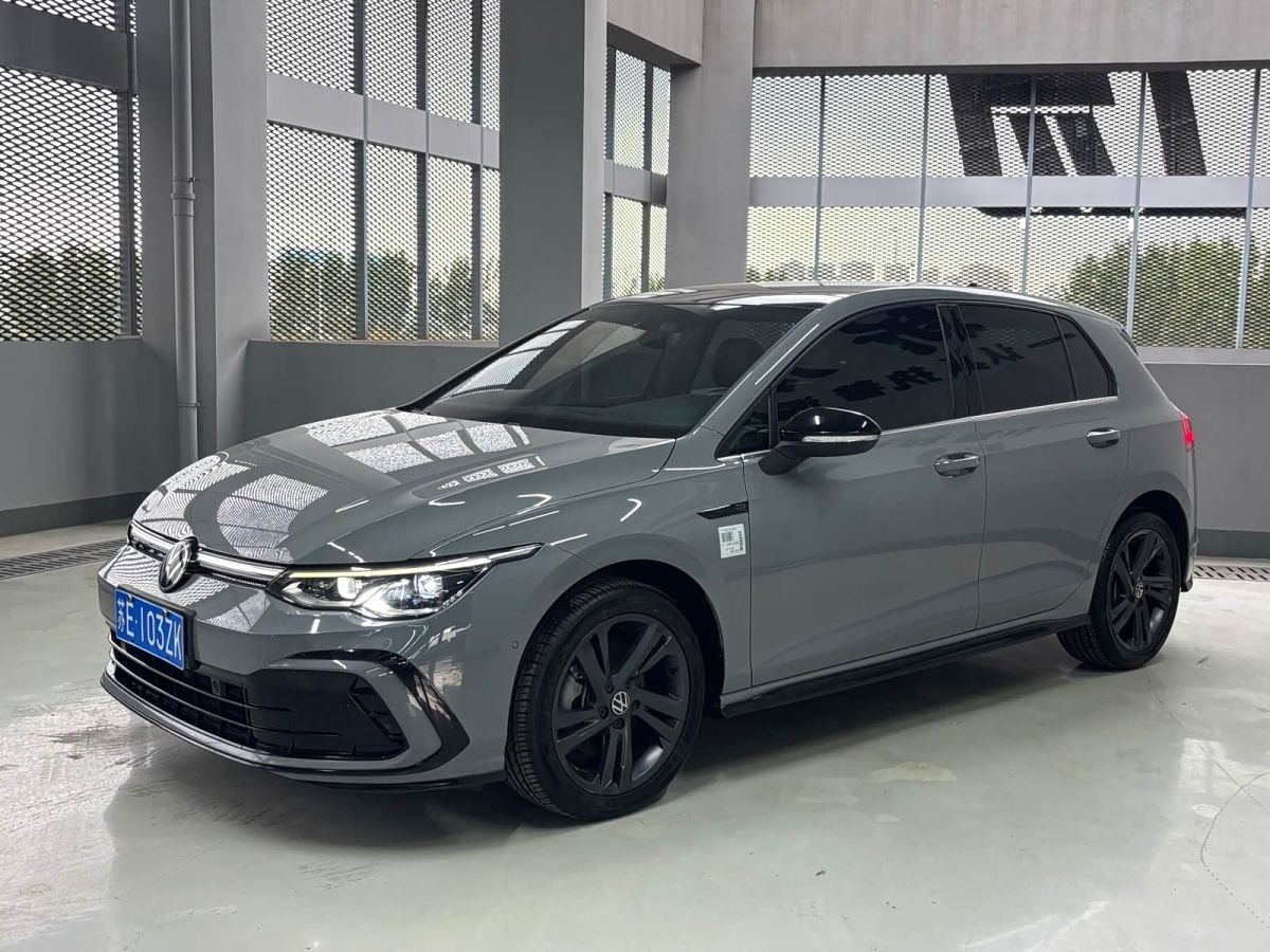 Volkswagen Golf, 2024 г., серебристый / серый, 42 500 км Volkswagen Golf 2023 обновлённая версия 280TSI DSG R-Line Lite