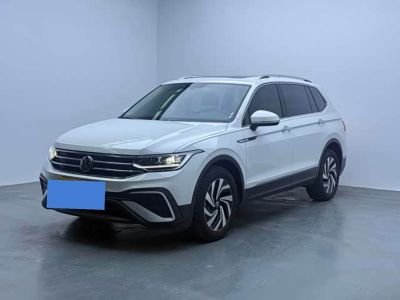Volkswagen Tiguan L, 2023 г., шампань / коричневый, 28 600 км Volkswagen Tiguan L 2024 300TSI автомат одна ведущая ось комплектация «Умный комфорт»