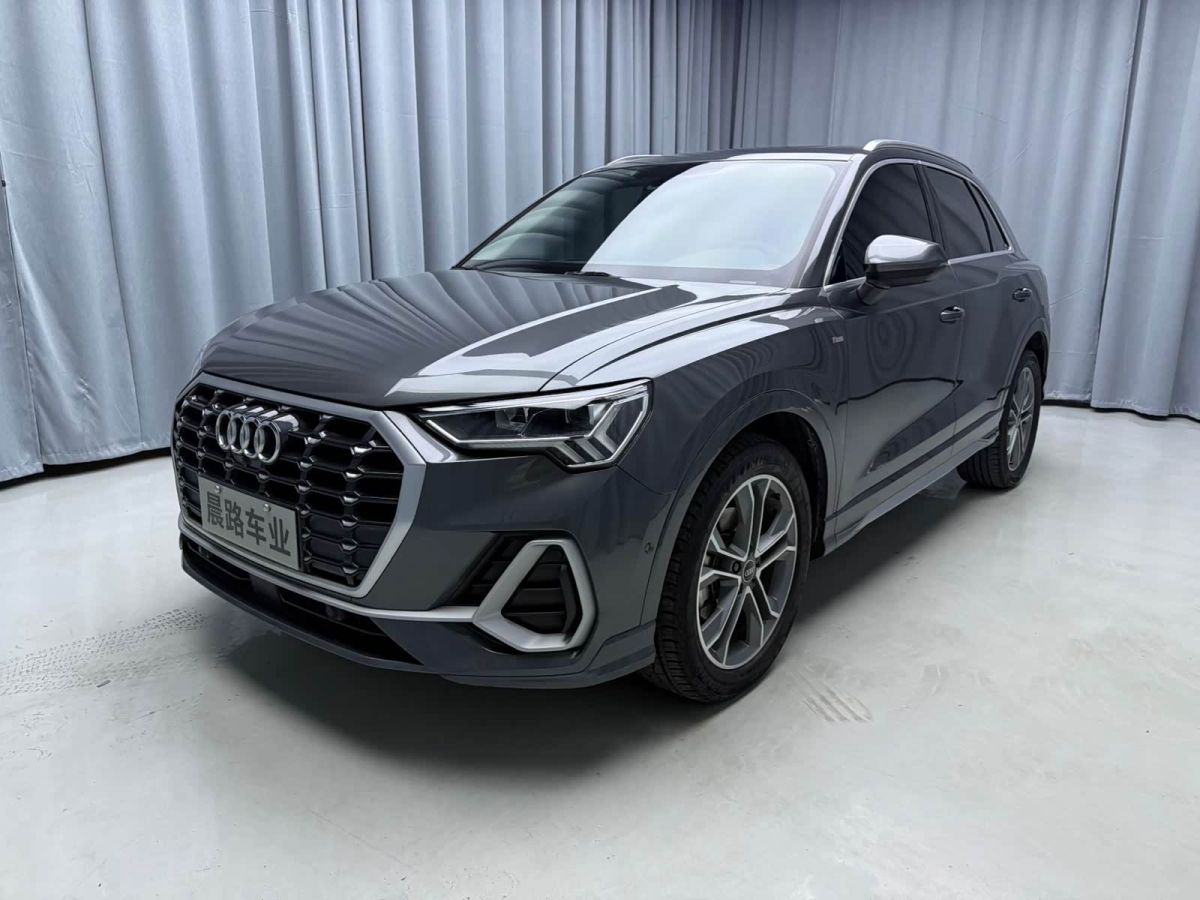 Audi Q3, 2022 г., серебристый / серый, 34 600 км Audi 奥迪Q3, 2022 г., серебристый / серый, 34 600 км