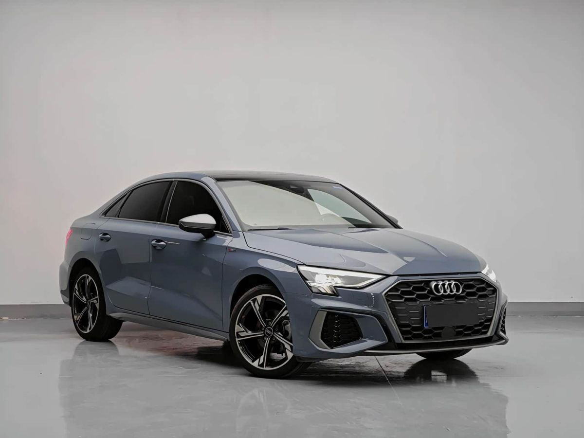 Audi A3, 2022 г., серебристый / серый, 29 000 км Audi A3, 2022 г., серебристый / серый, 29 000 км