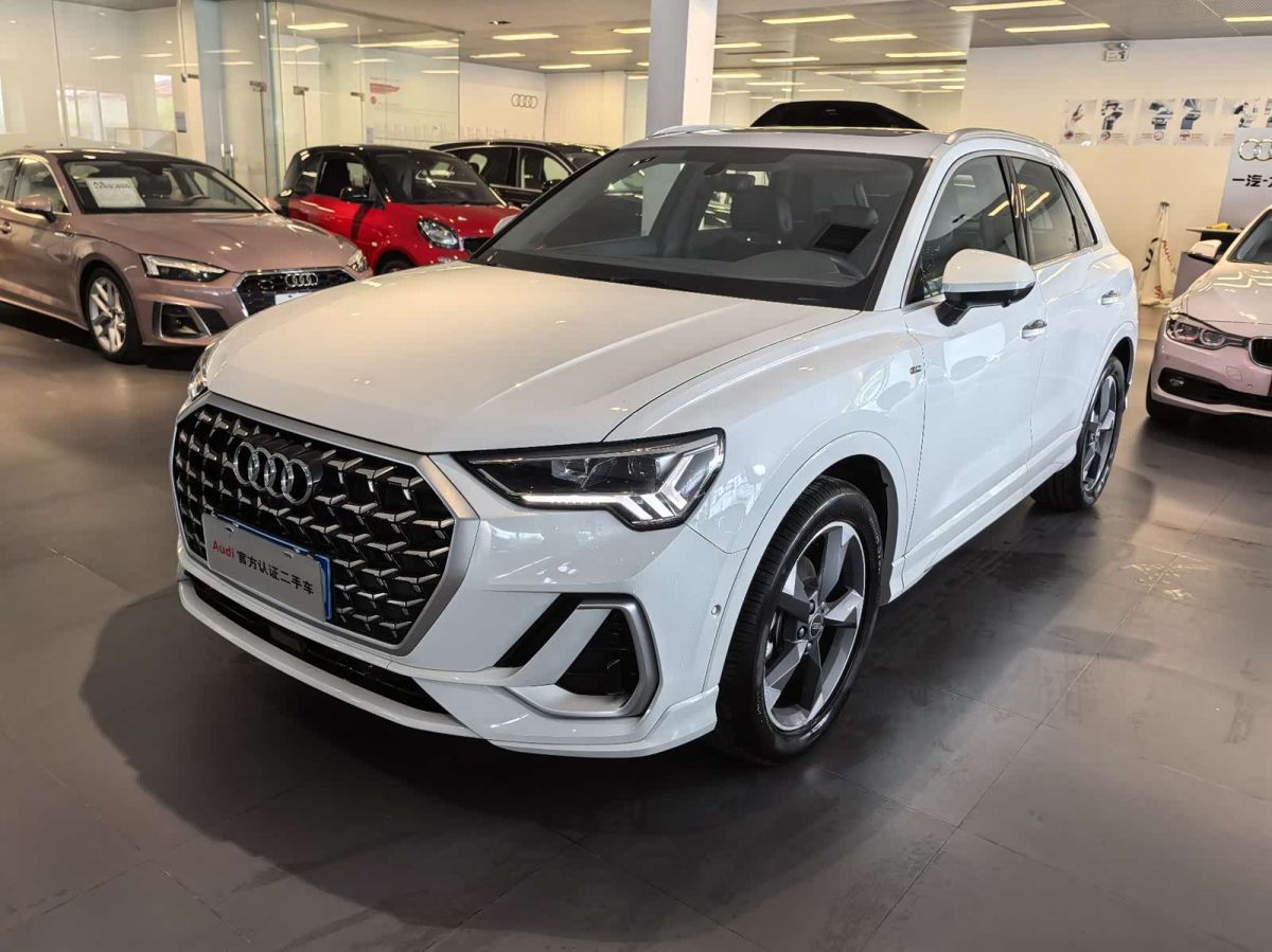 Audi Q3, 2024 г., белый, 1 800 км Audi 奥迪Q3, 2024 г., белый, 1 800 км