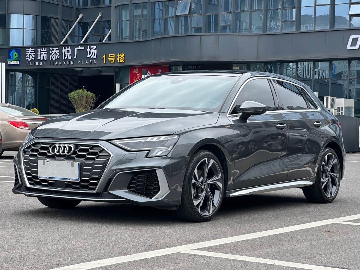 Audi A3, 2024 г., серебристый / серый, 20 000 км Audi A3, 2024 г., серебристый / серый, 20 000 км