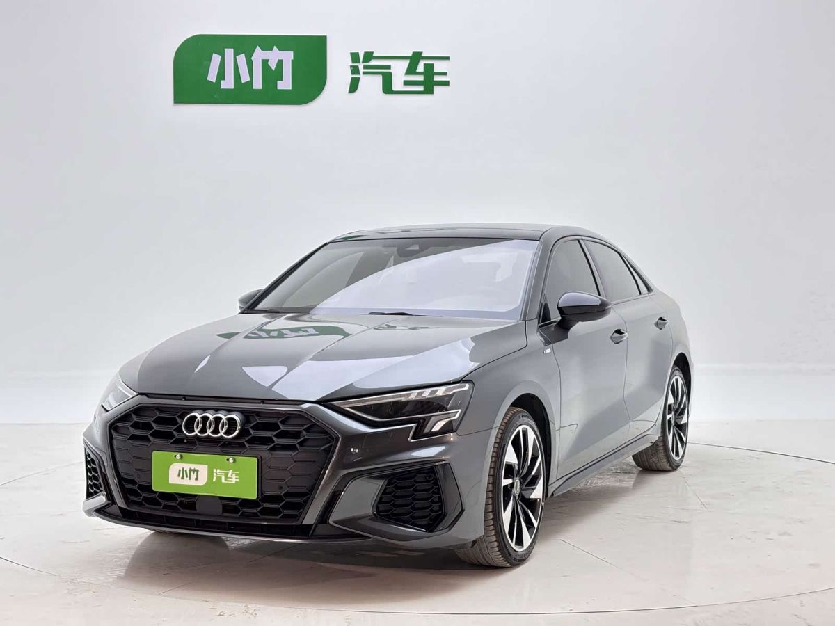 Audi A3, 2023 г., серебристый / серый, 38 000 км Audi A3, 2023 г., серебристый / серый, 38 000 км