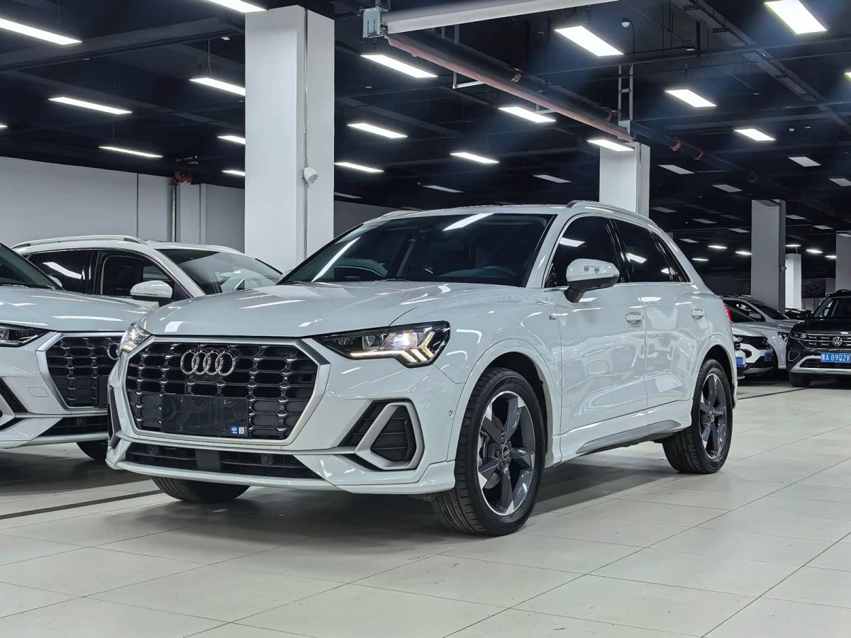 Audi Q3, 2023 г., белый, 48 000 км Audi 奥迪Q3, 2023 г., белый, 48 000 км
