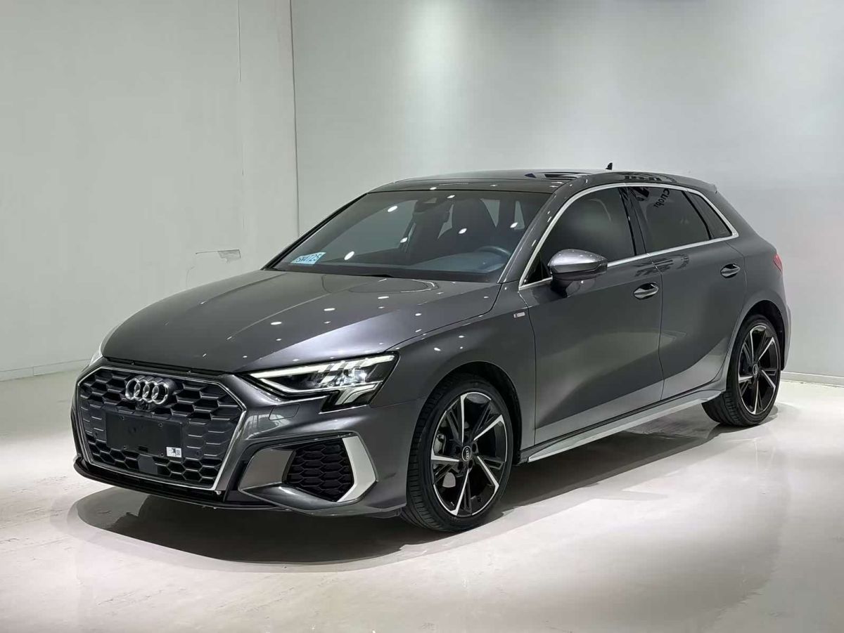 Audi A3, 2022 г., серебристый / серый, 32 000 км Audi A3, 2022 г., серебристый / серый, 32 000 км