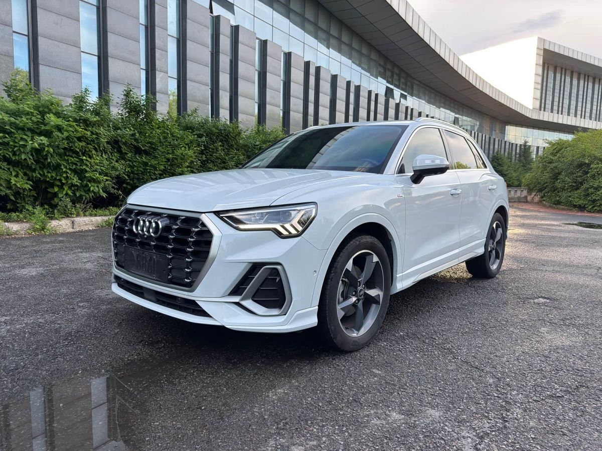 Audi Q3, 2022 г., белый, 36 000 км Audi 奥迪Q3, 2022 г., белый, 36 000 км
