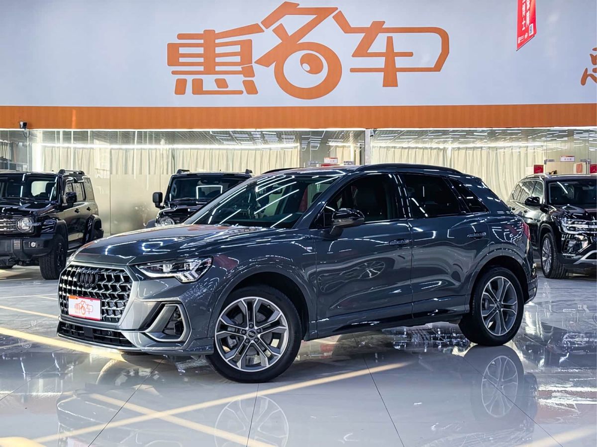 Audi Q3, 2024 г., серебристый / серый, 5 900 км Audi 奥迪Q3, 2024 г., серебристый / серый, 5 900 км