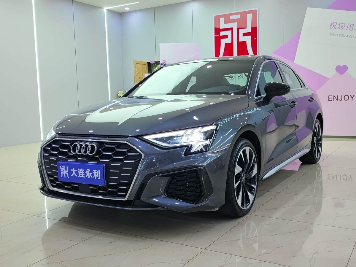 Audi A3, 2023 г., серебристый / серый, 31 000 км Audi A3, 2023 г., серебристый / серый, 31 000 км
