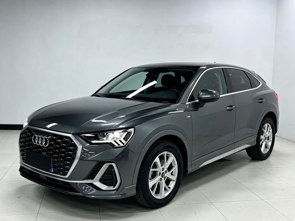 Audi Q3 Sportback, 2022 г., серебристый / серый, 74 000 км Audi 奥迪Q3 Sportback, 2022 г., серебристый / серый, 74 000 км